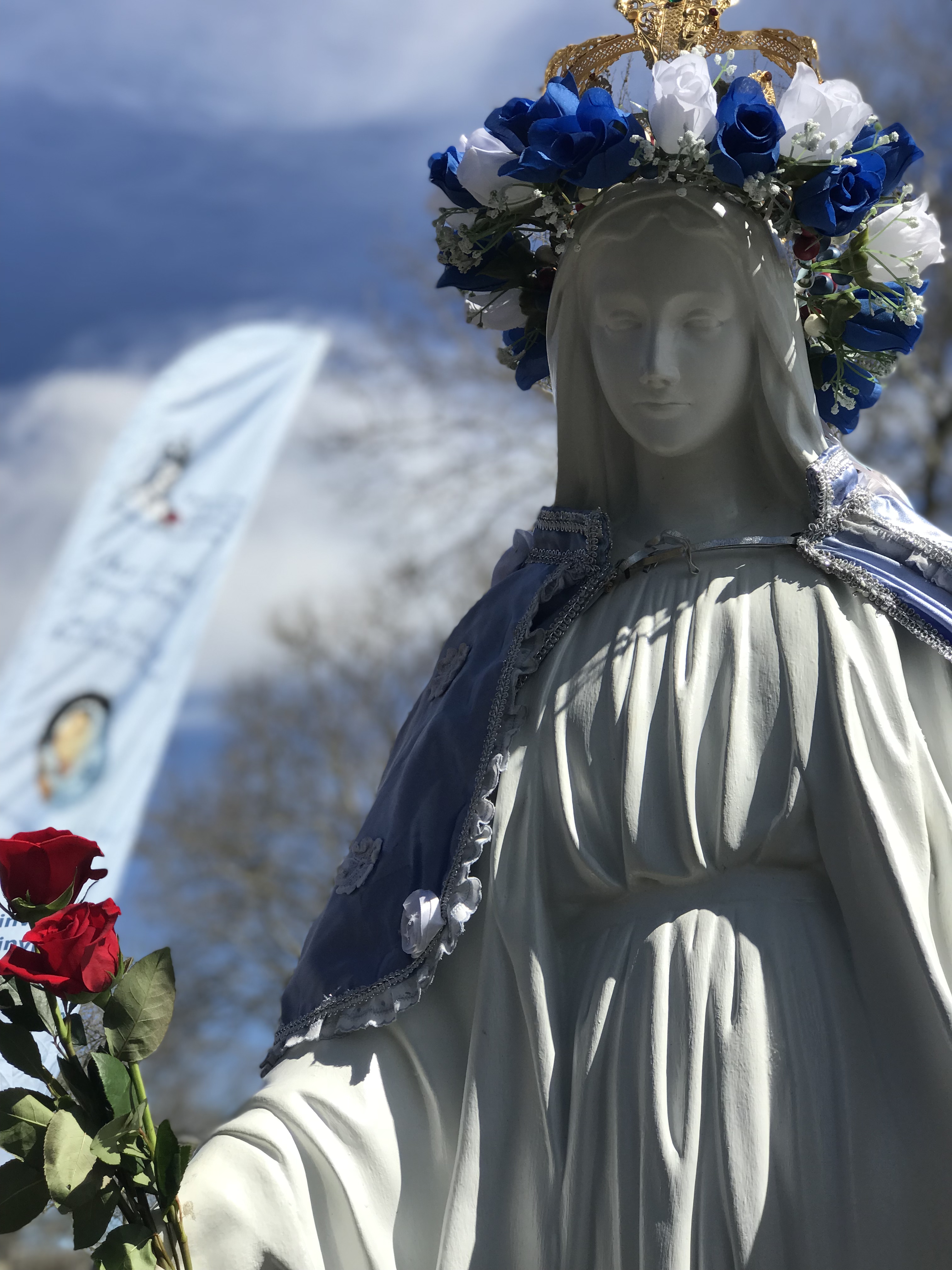 Statue rose and feather flag angle NICE